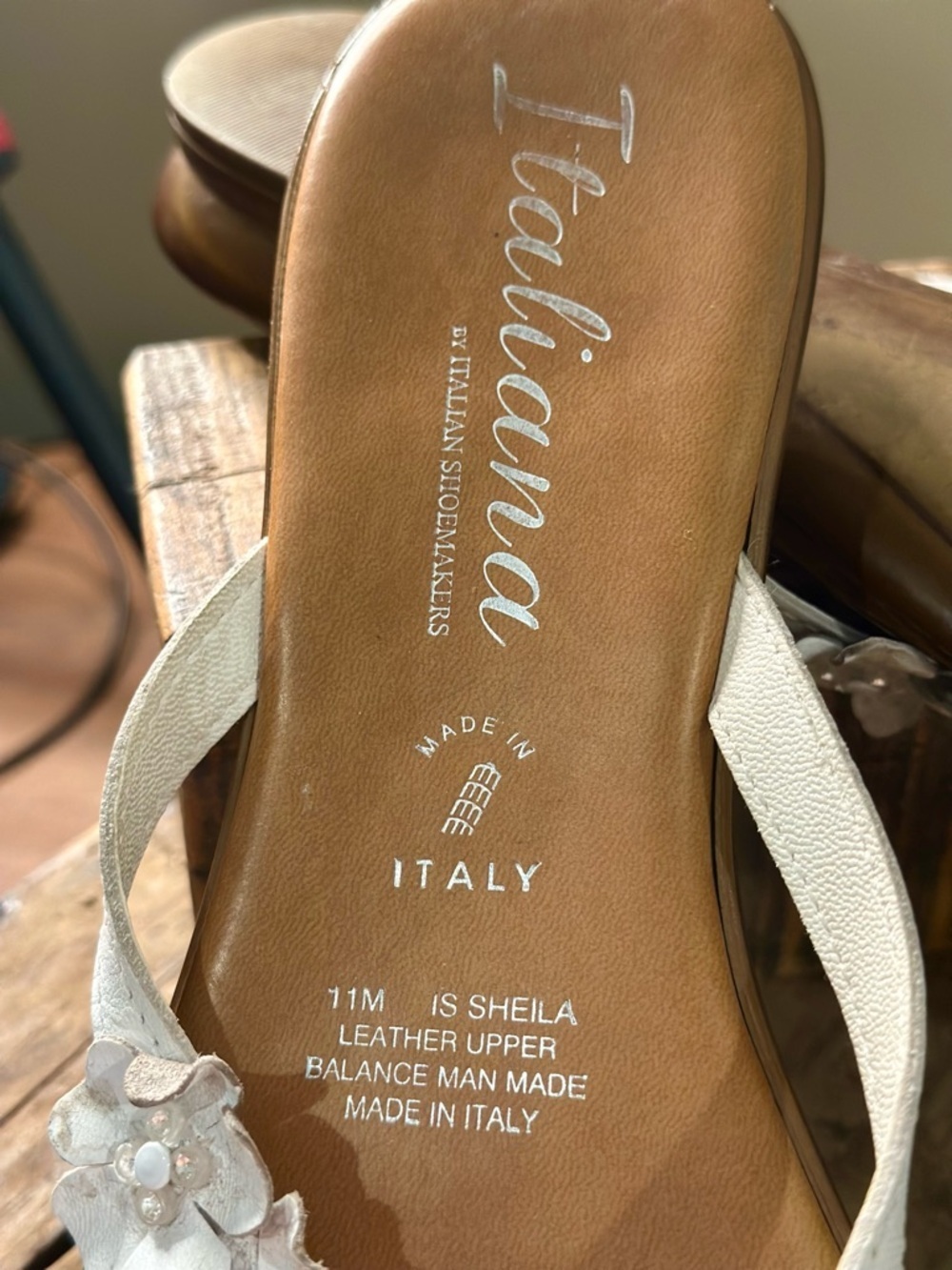 Italiana Italian Shoemakers White Floral Leather Thong Sandals - Picture 4 of 8